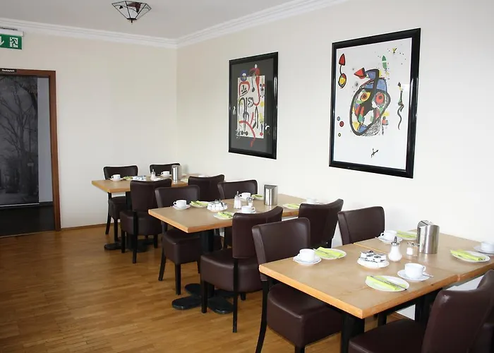 Schwarzer Adler מלון 3*